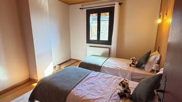 Tabla de planchar con plancha, wifi, ropa de cama