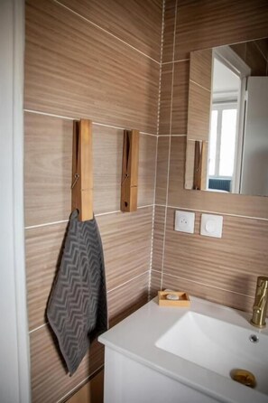 Shower, hair dryer, towels, soap - La Boissière - Chambre d hôtes premium (SAINTE-BAZEILLE)