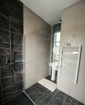 Superior Double Room, Balcony, Garden View | Bathroom
