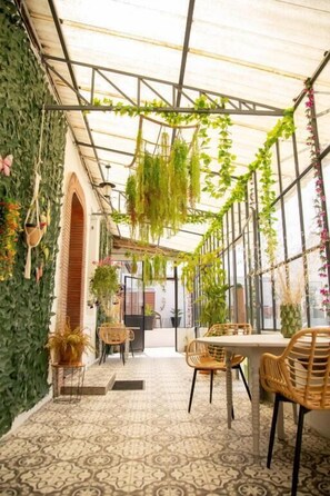 Outdoor dining - La Boissière - Chambre d hôtes premium (SAINTE-BAZEILLE)
