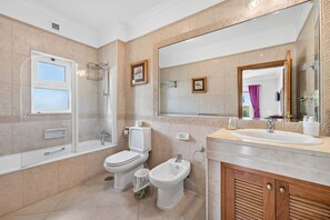 Bathroom - Boavista Lakeview | Golf & Pool Retreat (Lagos)