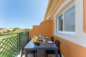 Outdoor dining - Boavista Lakeview | Golf & Pool Retreat (Lagos)