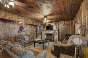 Living area - INCREDIBLE 8br 4ba Log House, Big St Germain Lake, Outdoor Covered Bar, Beach (St. Germain)