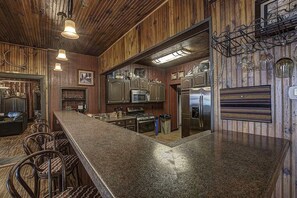 Private kitchen - INCREDIBLE 8br 4ba Log House, Big St Germain Lake, Outdoor Covered Bar, Beach (St. Germain)