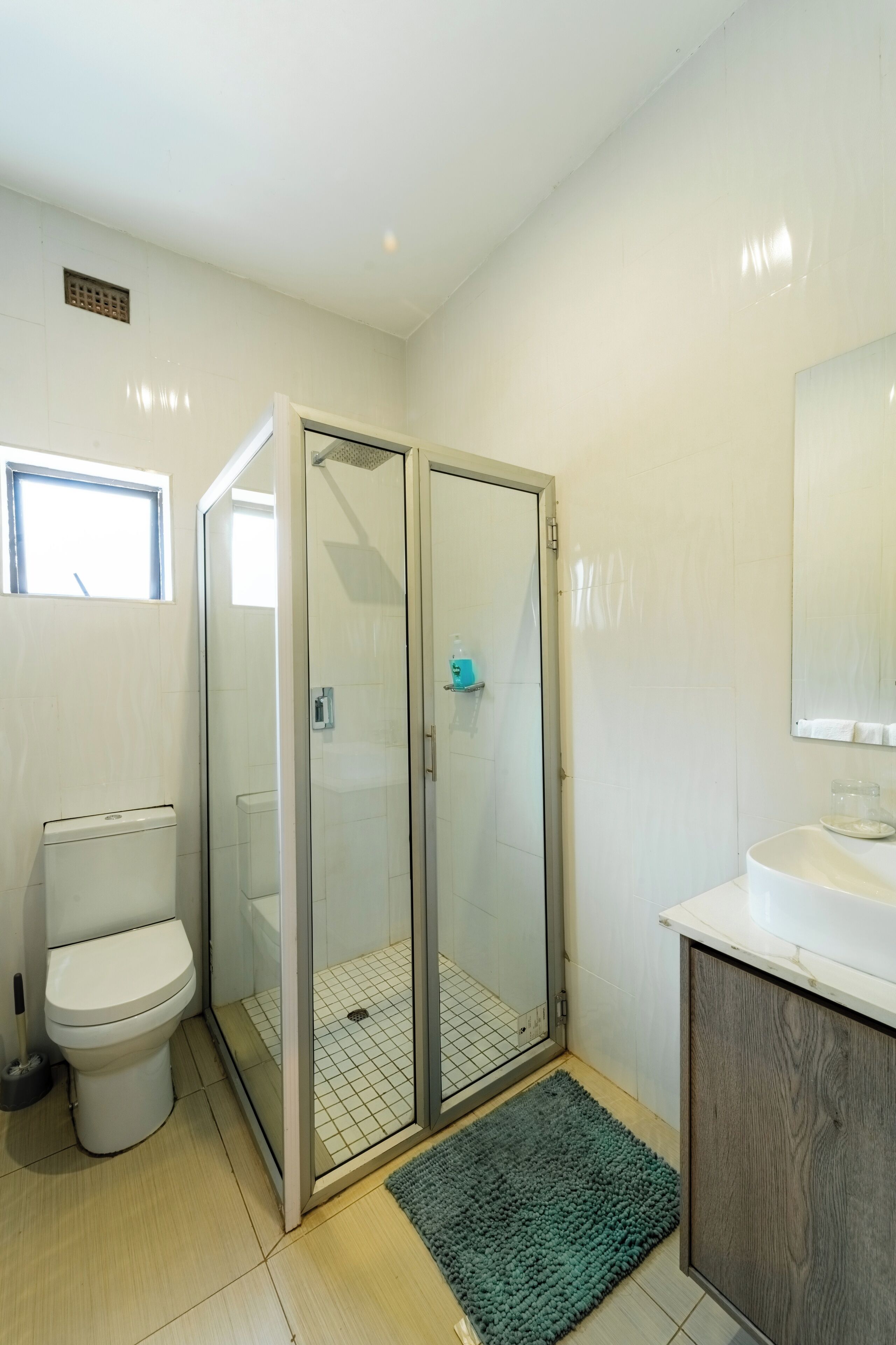 シャワー、タオル、石鹸、トイレットペーパー