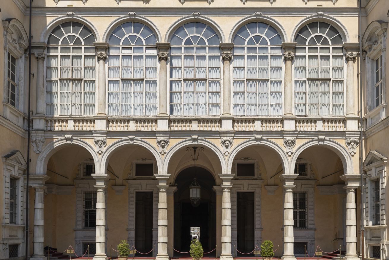 Un edificio in stile classico, caratterizzato da finestre ad arco e colonne.