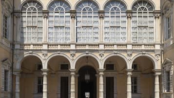 Un edificio in stile classico, caratterizzato da finestre ad arco e colonne.