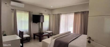 Tabla de planchar con plancha, wifi y ropa de cama