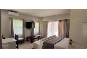 Room - Cosmo Guest House : King Room with Garden View (Chiredzi)