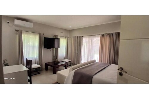 Cosmo Guest House : King Room with Garden View