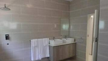Dusche, Handtücher, Seife, Toilettenpapier