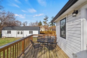 Outdoor dining - Upperville Farm Cottage (Upperville)