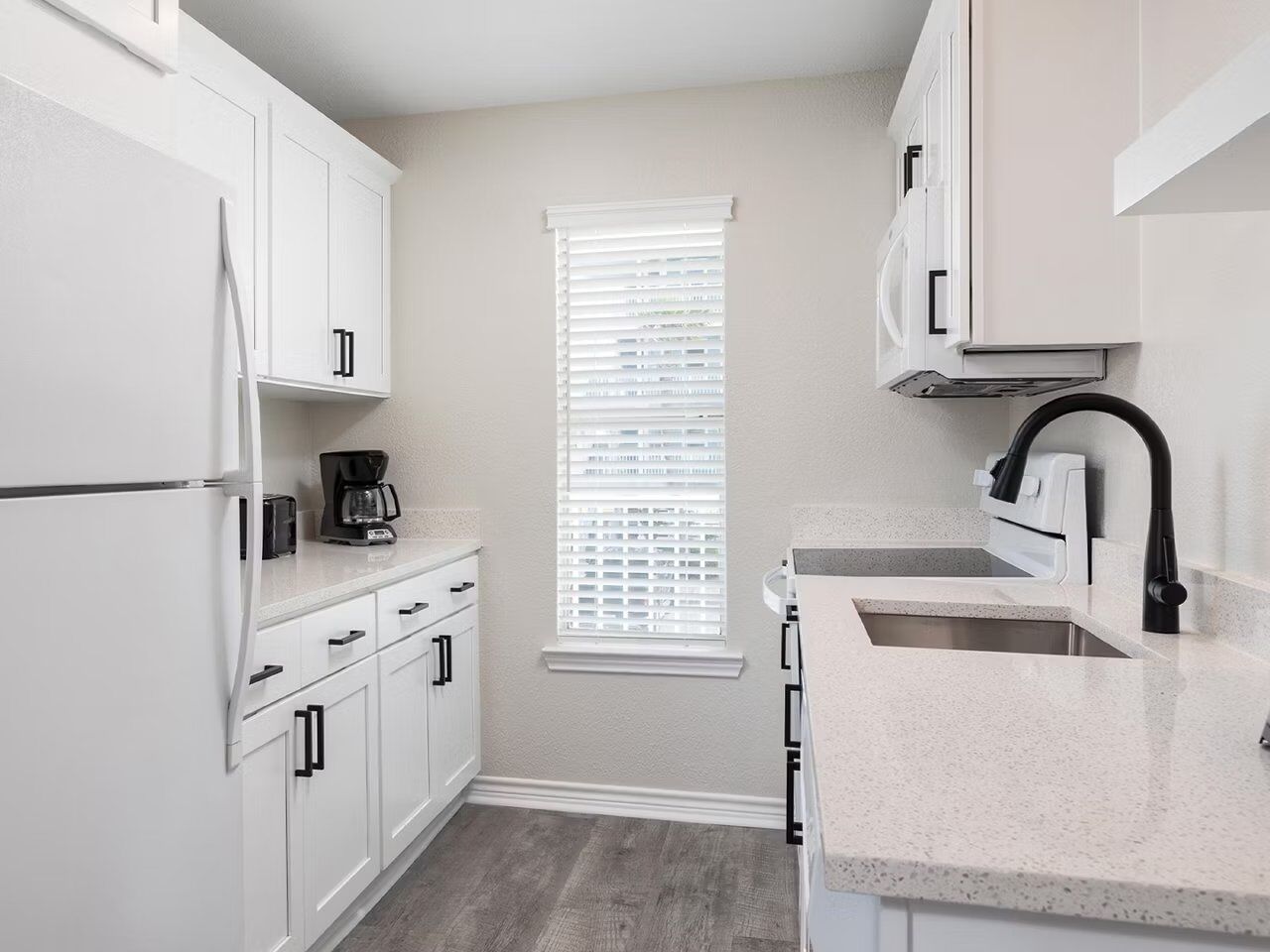 Spacious Beach Resort Stay W/ Full Kitchen, Dining & Sports Courts! - Jamaica Beach, TX