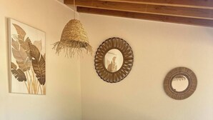 Una vasca idromassaggio con una panca, uno specchio fissato al muro e un lampadario.