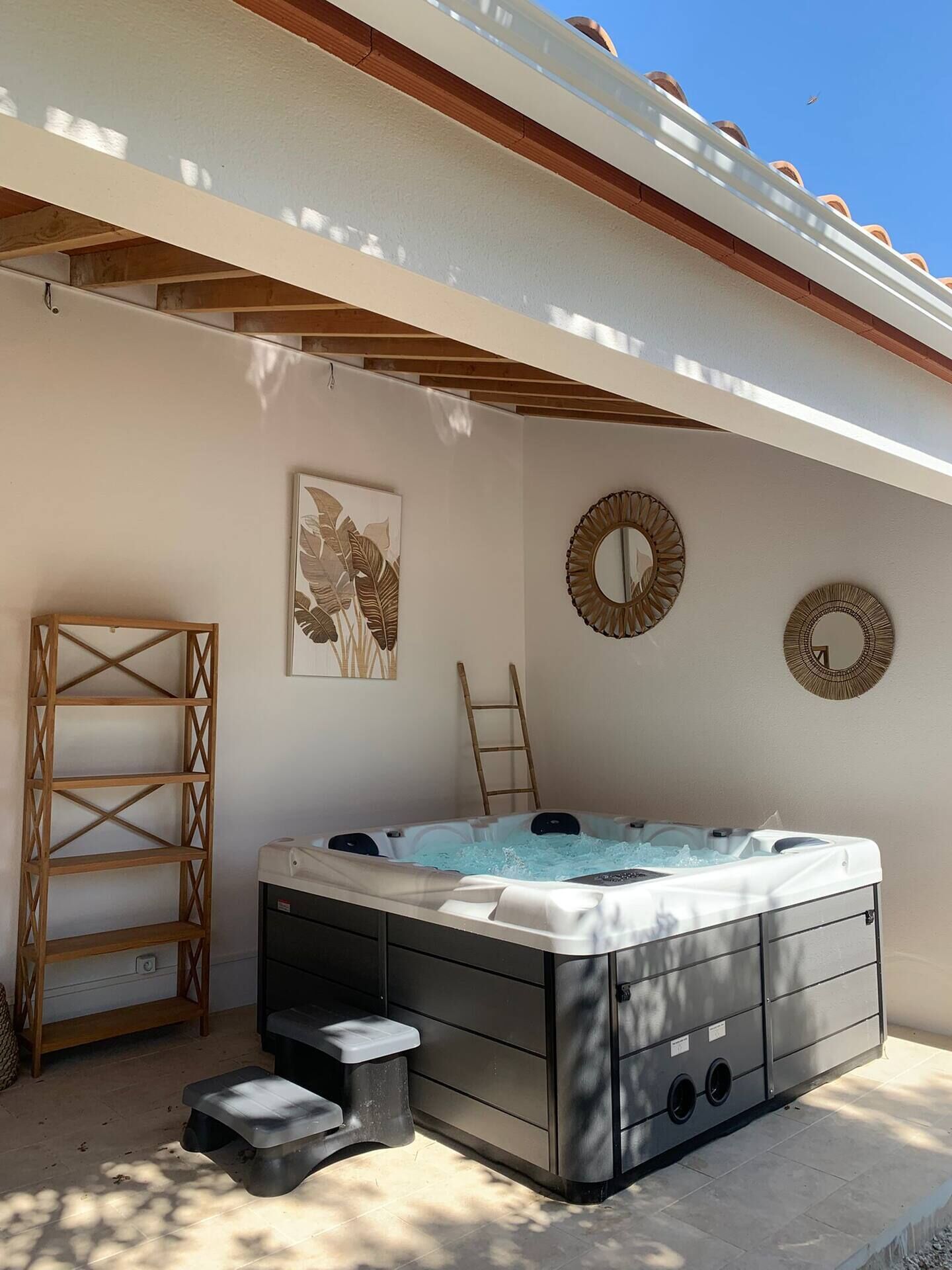 Outdoor spa tub