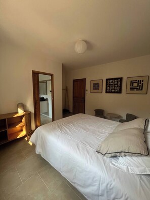 Tabla de planchar con plancha, wifi, ropa de cama
