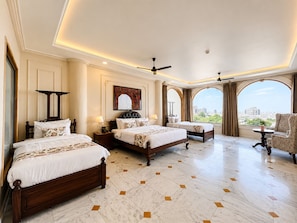Quarto quádruplo família, vista para a cidade | Lençóis italianos Frette, roupas de cama premium, edredons de pluma