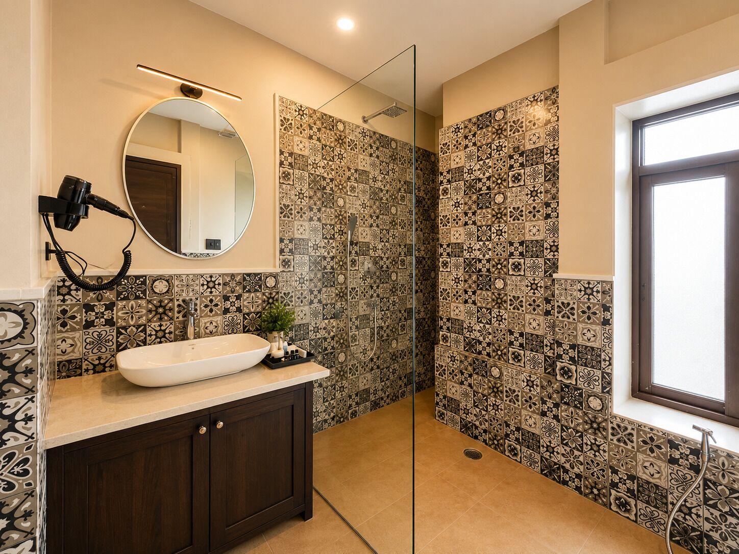 Un baño con un espejo redondo, un lavabo y una zona de ducha.