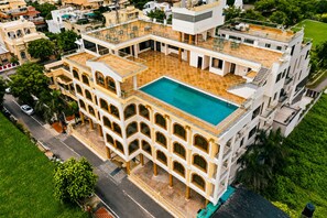 A multi-story building with a rooftop pool and a courtyard. - Barliyas Heritage Boutique Hotel (Udaipur)