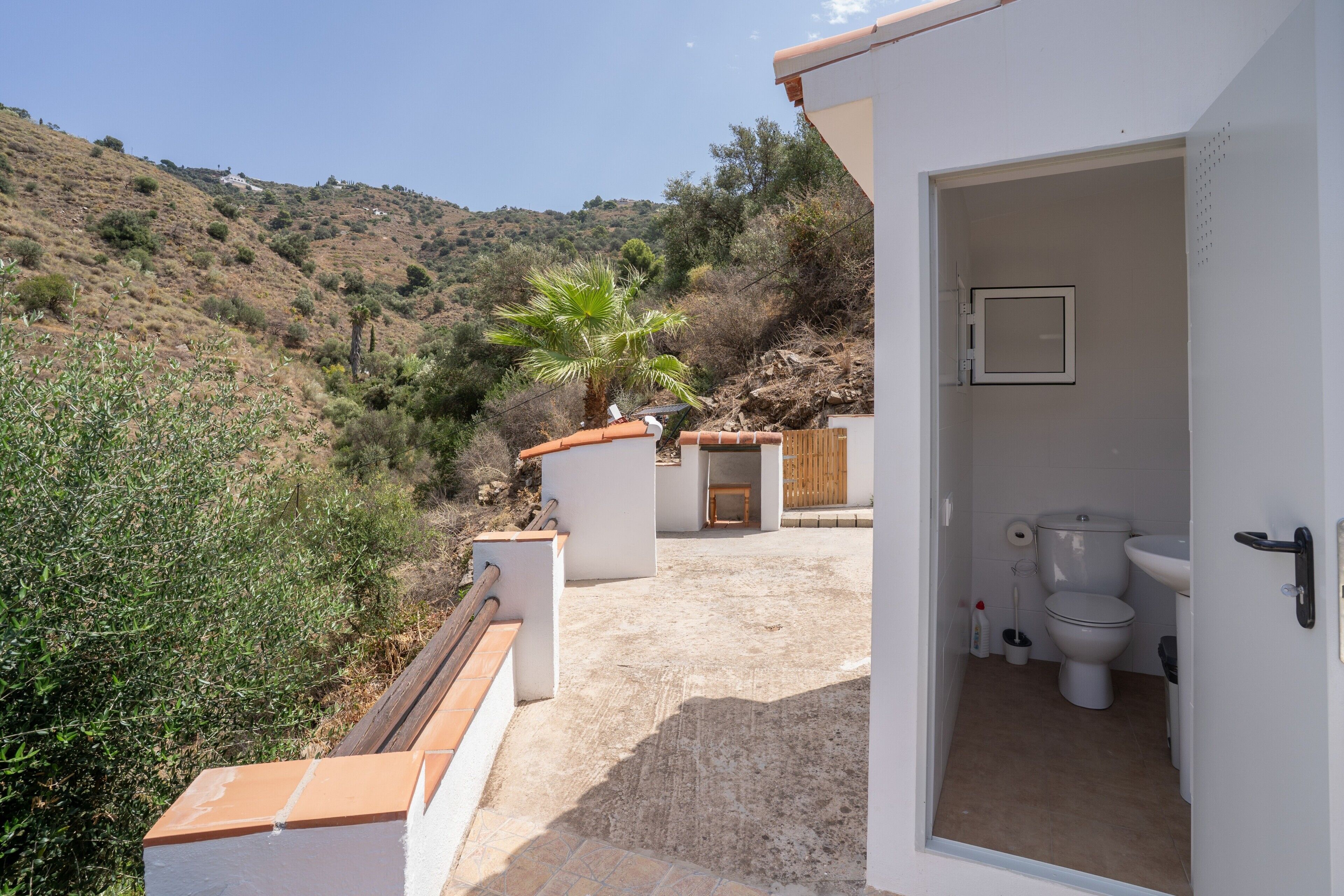 Une salle de bain comprenant des toilettes, un lavabo et un espace douche.