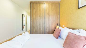 3 bedrooms, desk, iron/ironing board, WiFi