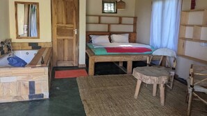 Classic Single Room, Mountain View - Giraffe Gallery Home-Josmac Tours & Arts (Arusha)