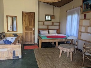 ห้องคลาสสิกซิงเกิล, วิวภูเขา | ตู้นิรภัยในห้องพัก, โต๊ะทำงาน, พื้นที่ทำงานแบบใช้แล็ปท็อป