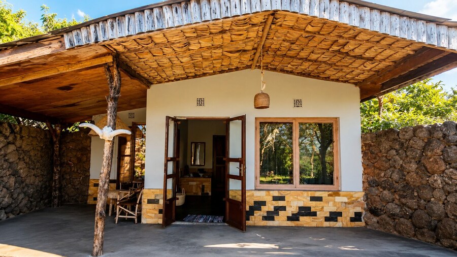 Giraffe Gallery Home-Josmac Tours & Arts