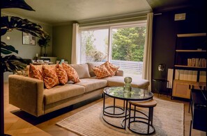 Living area - 2 Bed Apartment Sleeps 4 - Pets Welcome (St Ives)