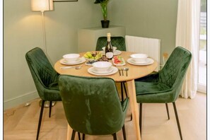 Dining - 2 Bed Apartment Sleeps 4 - Pets Welcome (St Ives)