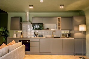 Fridge, microwave, oven, stovetop - 2 Bed Apartment Sleeps 4 - Pets Welcome (St Ives)