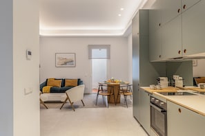 Wasserkocher mit Kaffee-/Teezubehör, Kühlschrank, Mikrowelle, Ofen