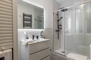 Dusche, Haartrockner, Handtücher