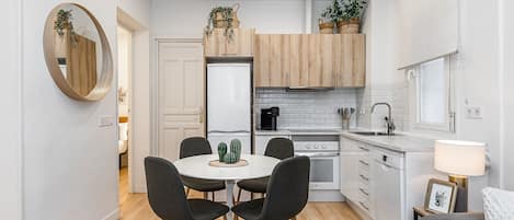 Coffee/tea maker, fridge, oven, dishwasher
