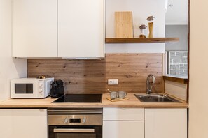 Wasserkocher mit Kaffee-/Teezubehör, Kühlschrank, Mikrowelle, Ofen