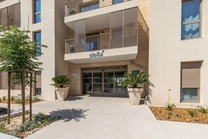 A multi-story building with a sign reading 'stella' at the entrance. - Zenao Appart'hôtels Beaucaire (Beaucaire)