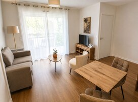 Apartamento superior, 1 habitación, balcón | Zona de estar