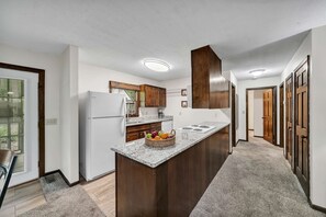 Coffee/tea maker, fridge, microwave, stovetop