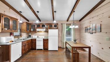 Coffee/tea maker, fridge, microwave, stovetop