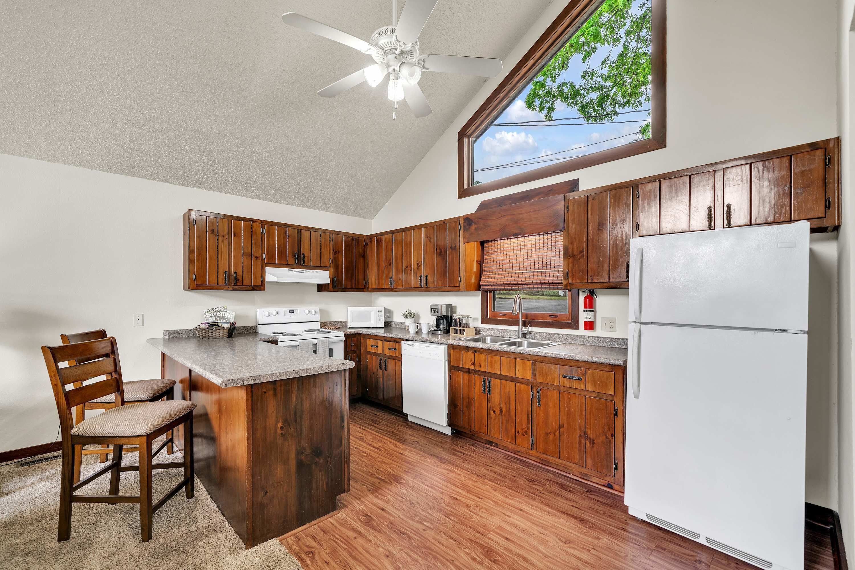 Coffee/tea maker, fridge, microwave, stovetop