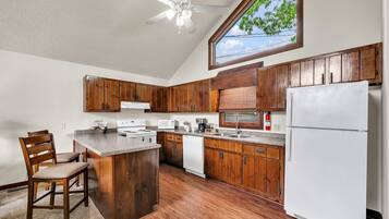 Coffee/tea maker, fridge, microwave, stovetop
