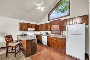 Coffee/tea maker, fridge, microwave, stovetop