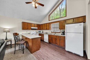 Coffee/tea maker, fridge, microwave, stovetop