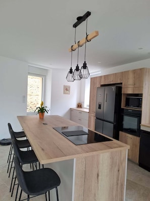 Private kitchen - Fleur de Beauce Vacation Rental (15 people) in the heart of the Beauceronne countryside, featuring a spa. (Éole-en-Beauce)