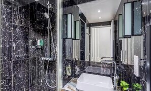 Dusche, Haartrockner, Handtücher, Seife