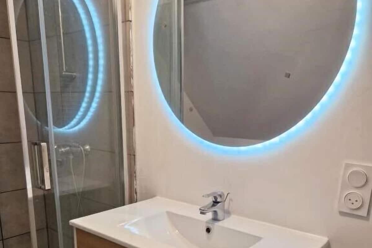 Deluxe Double Room, Non Smoking, City View | Bathroom