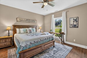 4 bedrooms, iron/ironing board, WiFi, bed sheets - The Farm House / Views / Breeze (Waynesville)