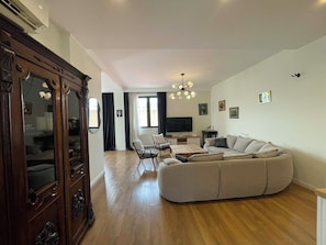 Smart TV - Bright 2bedroom Apartment near Marjanishvili Metro (Tbilisi)