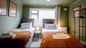 2 bedrooms, iron/ironing board, free WiFi, bed sheets - 2 Bedroom Apartment Sleeps 3 - Garden - Pets (St Ives)