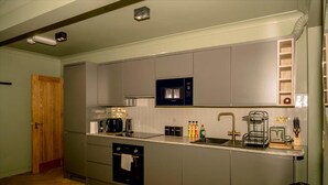 Fridge, microwave, oven, stovetop - 2 Bedroom Apartment Sleeps 3 - Garden - Pets (St Ives)